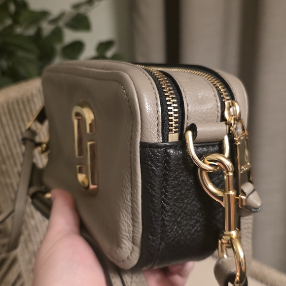 Marc Jacobs Softshot Taupe Black & Gold - Picture 3 of 11